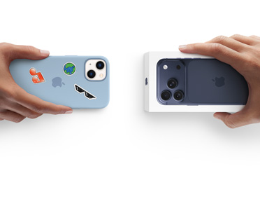 Nebeneinander angeordnet, eine Hand hält ein iPhone 13 im Silikon Case mit Aufklebern auf der Rückseite und eine weitere Hand, die einen neuen iPhone Karton für das iPhone 17 hält und die Inzahlungnahme zeigt