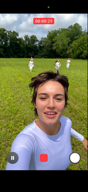 Οθόνη iPhone 17 Pro που δείχνει τη λειτουργία υπερσταθεροποιημένου βίντεο κατά τη διάρκεια ενός βίντεο με ένα άτομο που χορεύει στον άνεμο