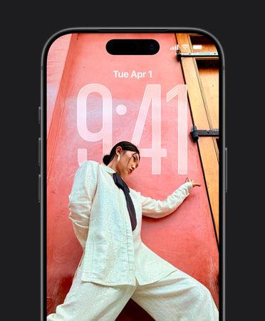 Οθόνη Κλειδώματος iPhone που εμφανίζει την ώρα προσαρμοσμένη στη φωτογραφία της οθόνης κλειδώματος