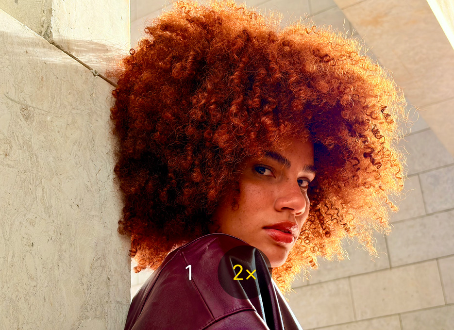 Photo d’une personne prise avec la fonctionnalité de la caméra Téléobjectif 2x