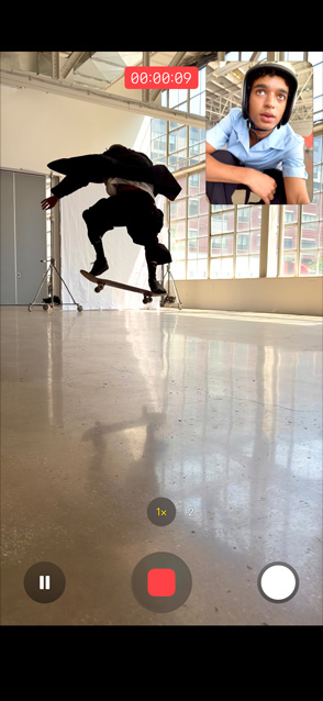 iPhone Air, parte frontal, funcionalidad Captura Dual para videos en uso y una persona grabando con las cámaras frontal y trasera al mismo tiempo