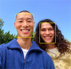 La funcionalidad Center Stage para fotos destaca los rostros de tres personas