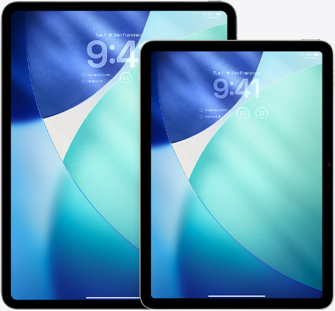 Egy iPad és egy iPad Air egymás mellett, az iPad Air elöl, átfedésben az iPaddel, álló tájolás, a zárolási képernyőn az idő áttetsző Liquid Glassként jelenik meg