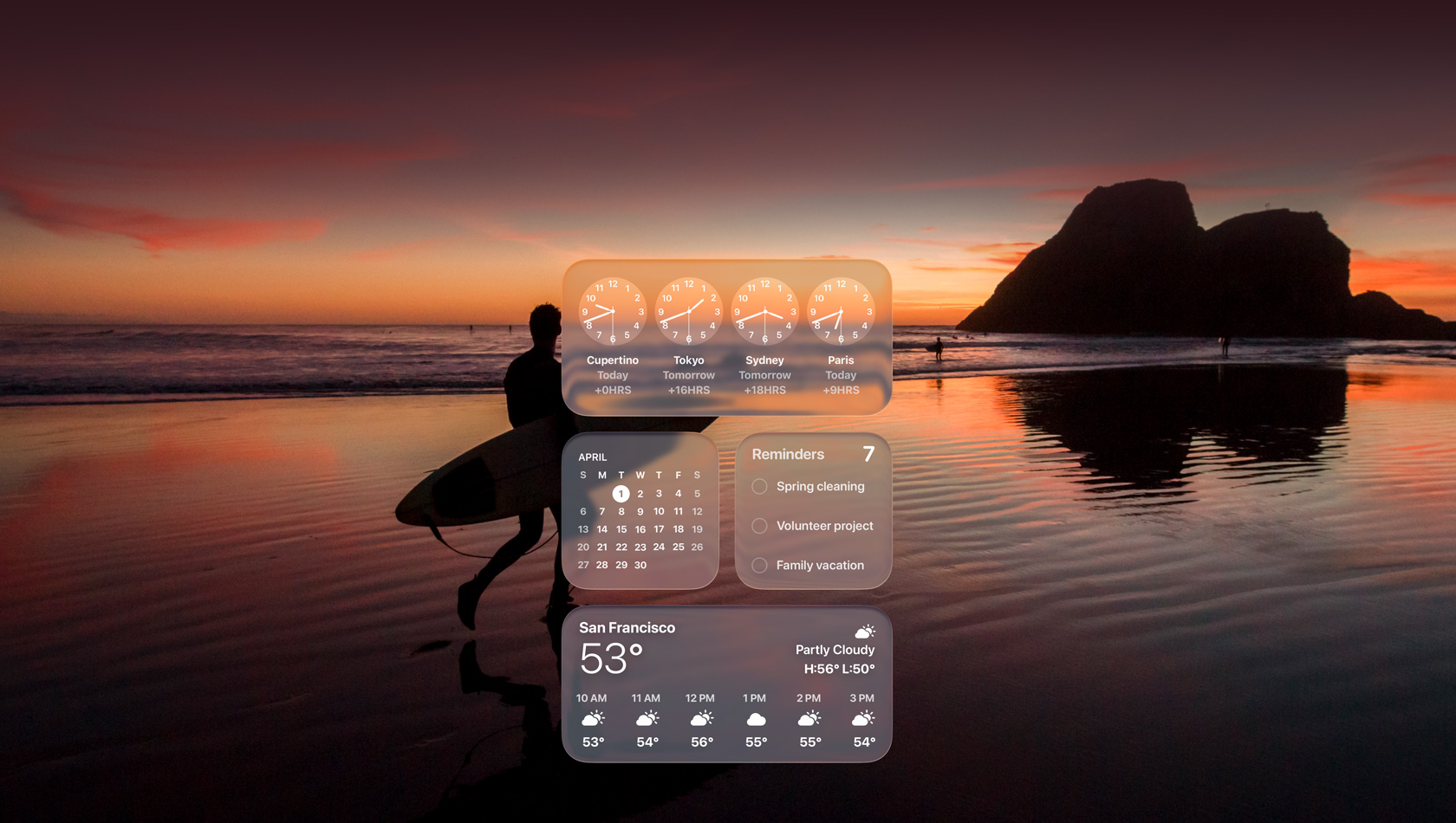 Los widgets Reloj, Calendario, Recordatorios y Clima en Liquid Glass sobre la imagen de un surfista en un atardecer en la playa